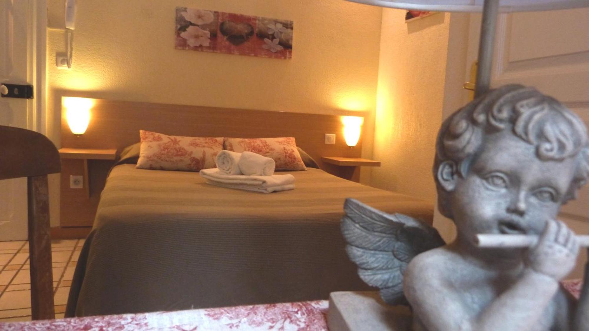 Lou Garbin Hotel Saint-Laurent-d'Aigouze Room photo