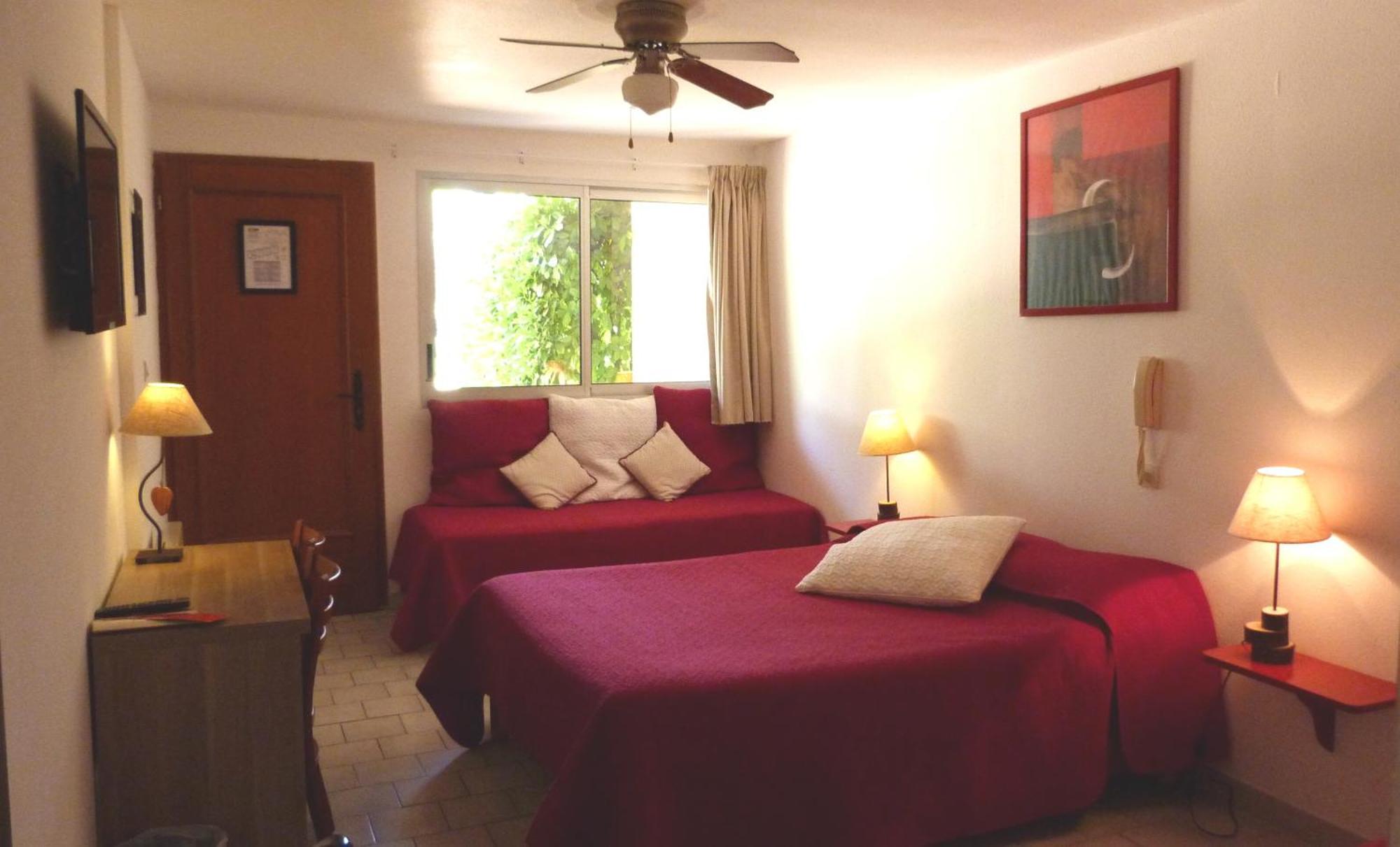 Lou Garbin Hotel Saint-Laurent-d'Aigouze Room photo